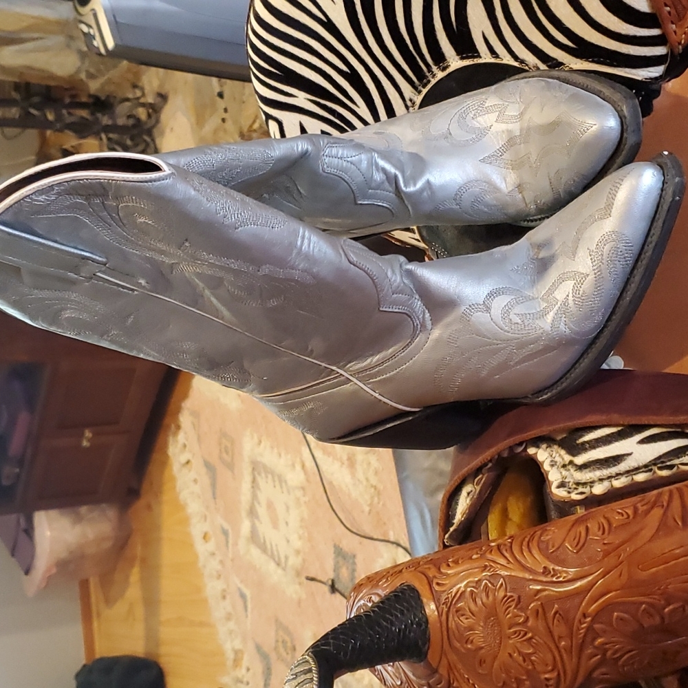 8 second Angel silver boots 7.5